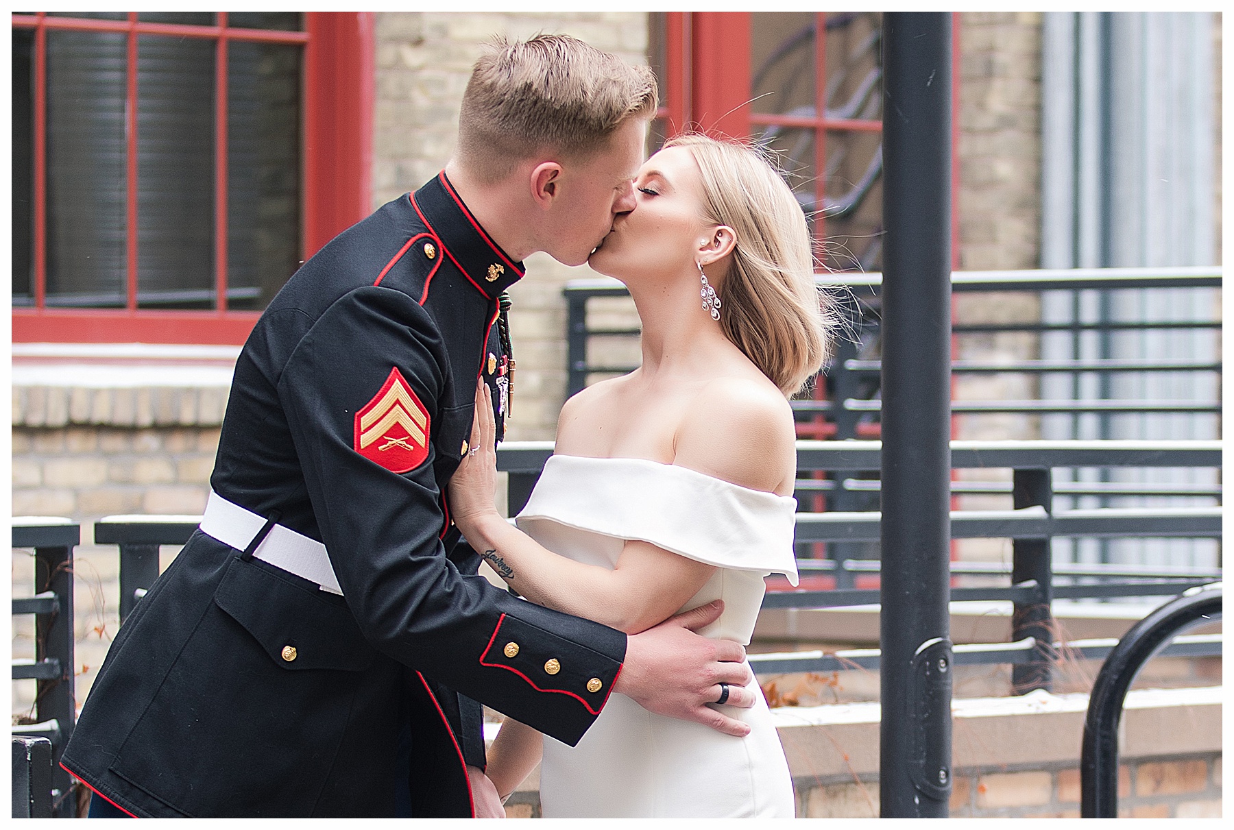 Engagement pictures kissing