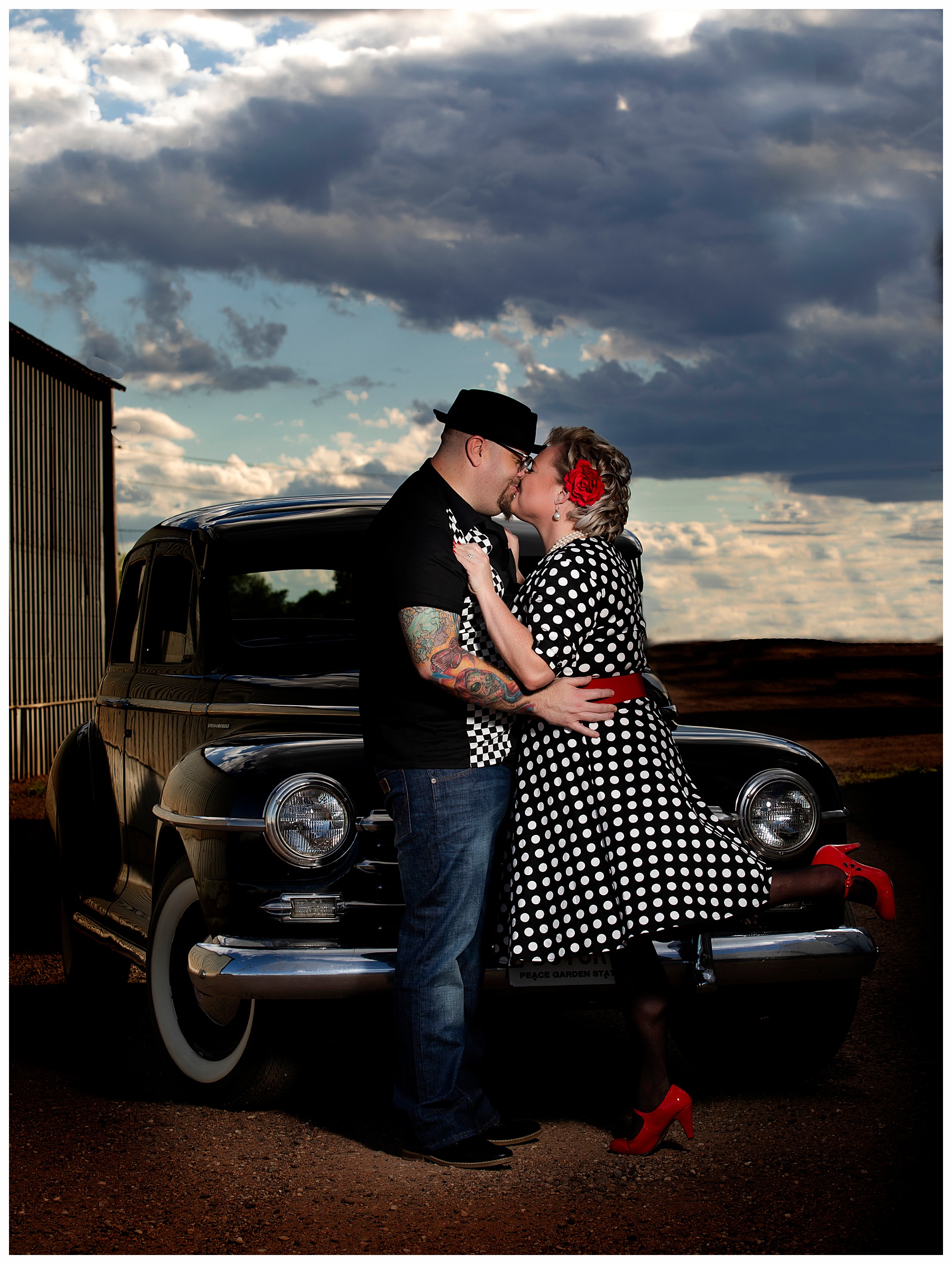 engagement pictures foot pop kiss
